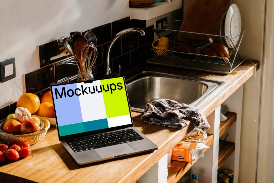 Fitgreenmind — Laptop in der Küche